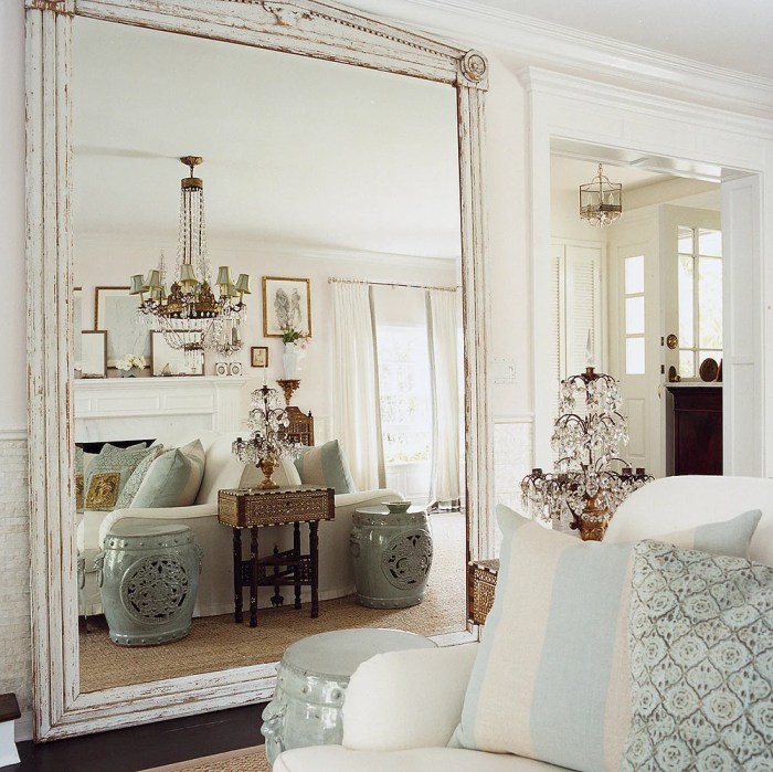 How to decorate living room with mirrors