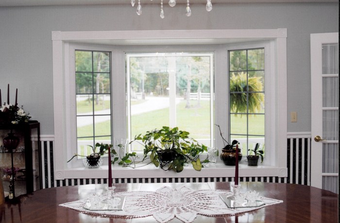 How to decorate a large bay window