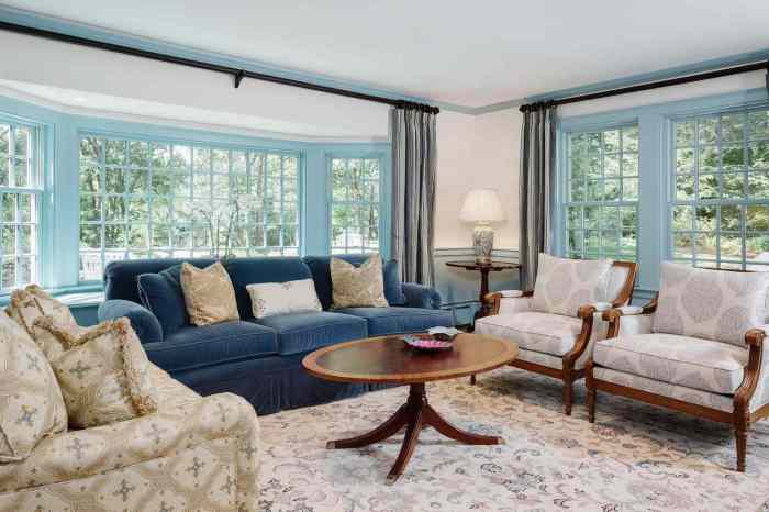 How to decorate a large bay window